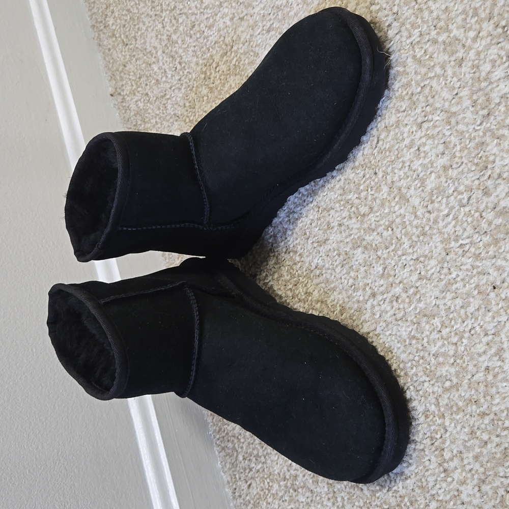 Black Ugg Minis